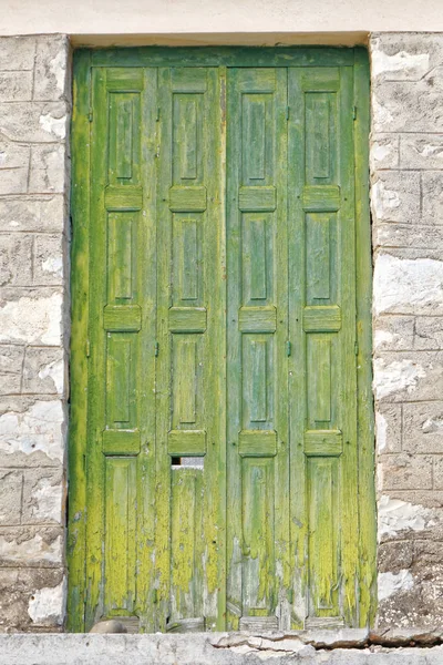 Janela Madeira Velha Persianas Verdes Parede Pedra — Fotografia de Stock