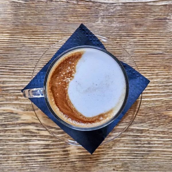 Audacieux Cappuccino Moderne Tasse Café Sur Fond Bois — Photo