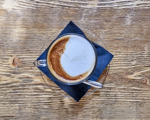 Nowoczesne Odważne Kawę Cappuccino Filiżanki Podłoże Drewniane — Zdjęcie stockowe