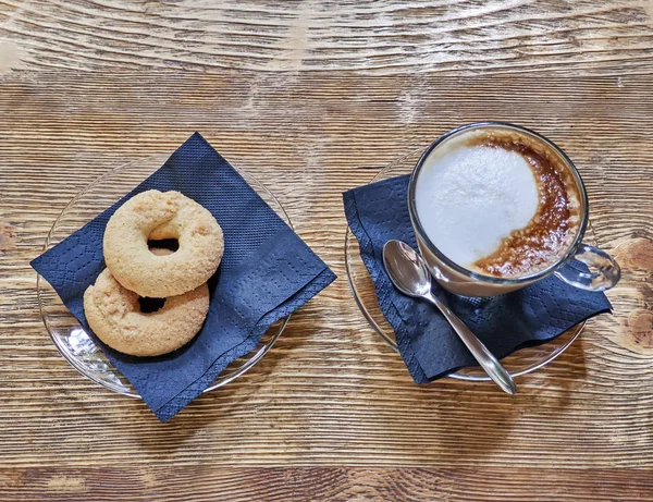 Cangkir Kopi Cappuccino Dan Kue Meja Kayu — Stok Foto
