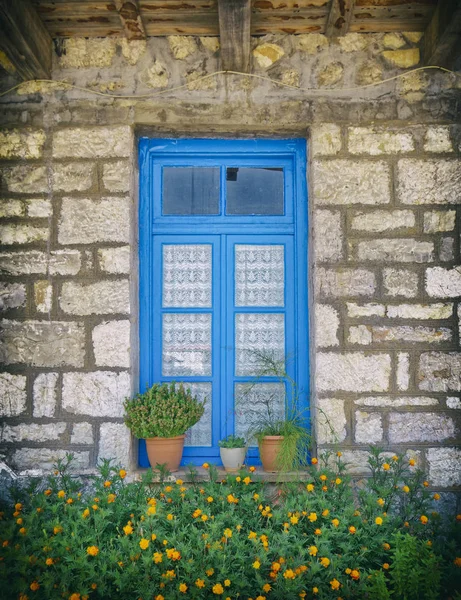 Řecko Kamenná Zeď Domu Modré Okno Měsíčku Květiny — Stock fotografie
