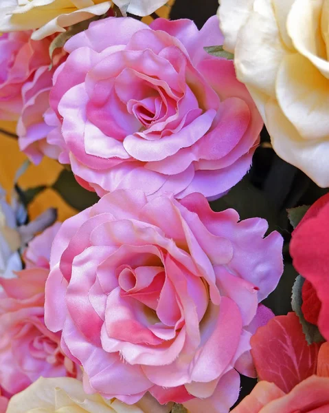 Bunte Gefälschte Rosenblüten Von Oben — Stockfoto