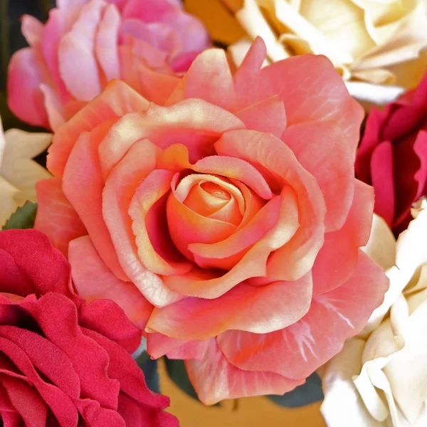 Renkli Sahte Gül Çiçek Görünümü Top — Stok fotoğraf