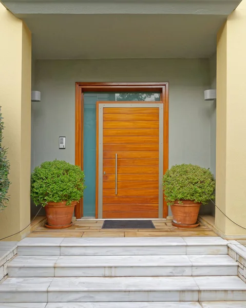 Entrada Casa Contemporánea Puerta Madera Macetas — Foto de Stock