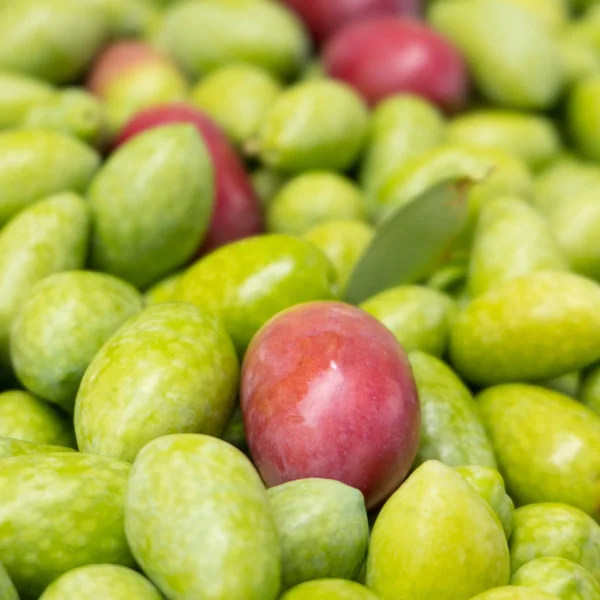 Olive Crude Biologiche Primo Piano Sfondo Alimentare Mediterraneo — Foto Stock