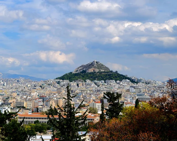 Athns Yunanistan Bulutlu Gökyüzü Altında Lycabettus Tepe — Stok fotoğraf