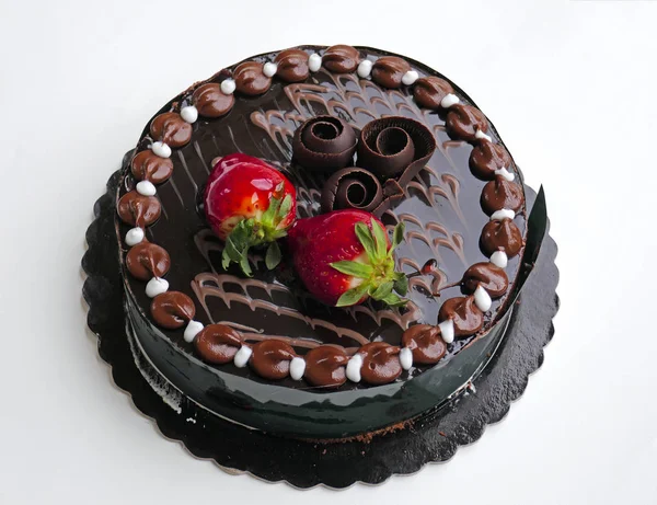 Chokladtårta Med Jordgubbar Vit Bakgrund — Stockfoto