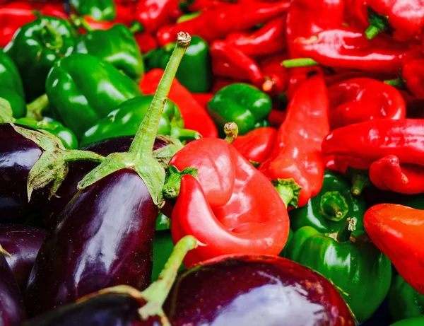 Peperoni Rossi Verdi Melanzane Scure Primo Piano — Foto Stock