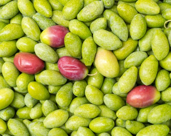 Rohe Oliven Nahaufnahme Natürlicher Grüner Hintergrund — Stockfoto