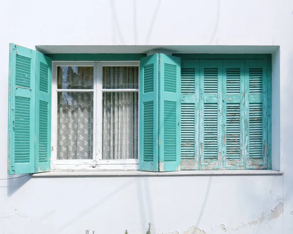 Dos Ventanas Color Verde Claro Pared Blanca — Foto de Stock