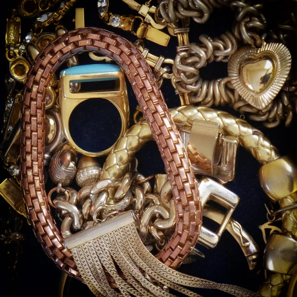 Glühender Goldschmuck Nahaufnahme Von Oben — Stockfoto