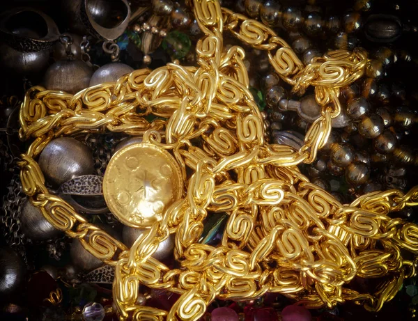 Moda Mücevher Altın Zincir Üst Görünümü — Stok fotoğraf