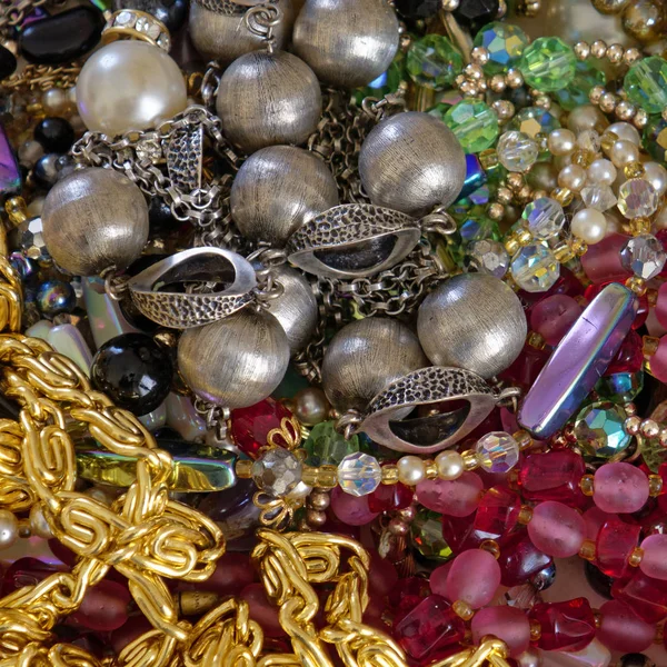 Gyllene Och Färgglada Smycken Och Pärlor Uppifrån — Stockfoto