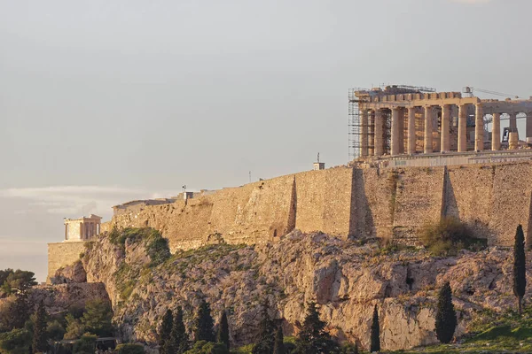 帕迪农古希腊神庙在雅典卫城山上 — 图库照片