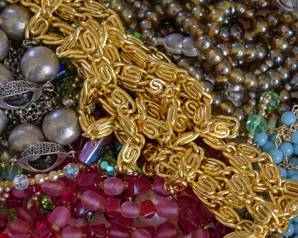 黄金とカラフルなジューリーと真珠のトップビュー — ストック写真