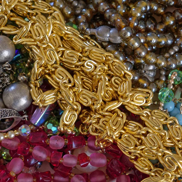 黄金とカラフルなジューリーと真珠のトップビュー — ストック写真