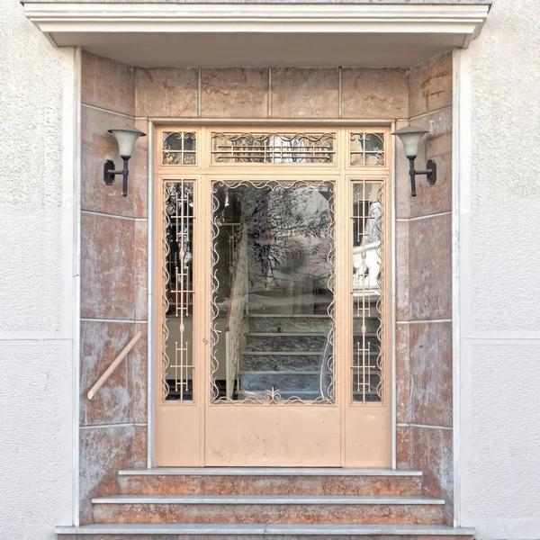 Grécia Atenas Baixa Entrada Elegante Condomínio Dos Anos Porta Rosa — Fotografia de Stock