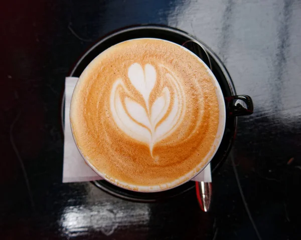 Arte Capuchino Café Con Árbol Forma Corazón Negro Taza Vista —  Fotos de Stock