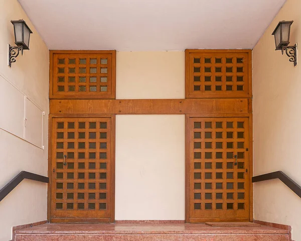 Casas Contemporâneas Entrada Dupla Portas Madeira — Fotografia de Stock