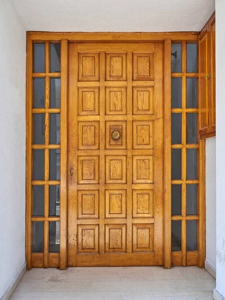 Elegante Wohnhaus Eingang Massive Holztür — Stockfoto