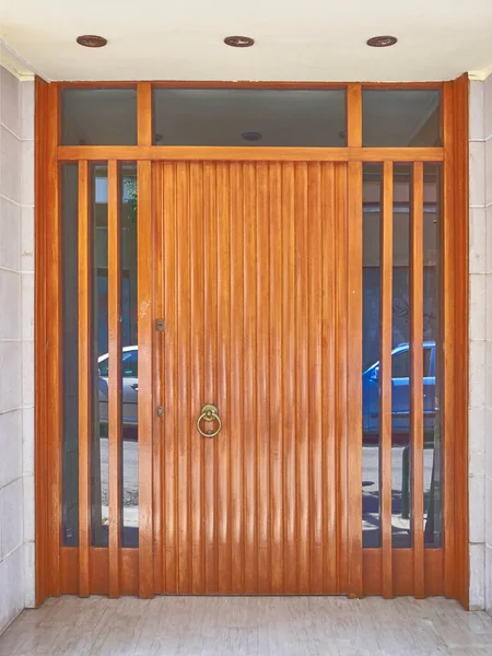 Elegante Apartamento Edifício Entrada Porta Madeira Maciça — Fotografia de Stock