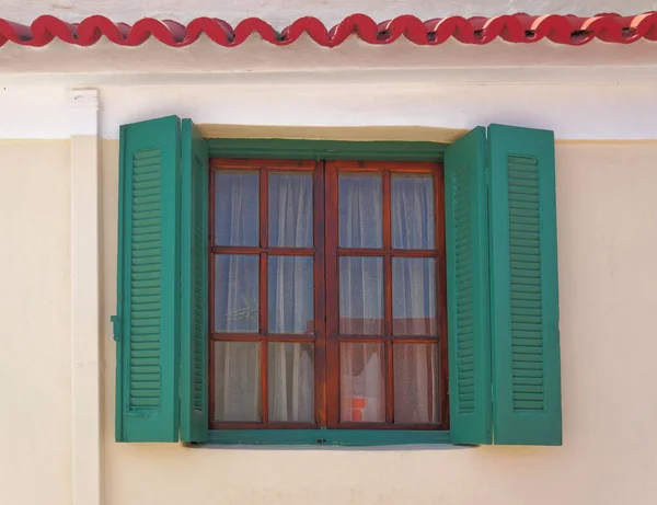 Atenas Grecia Persianas Verdes Ventana Anafiotika Pintoresco Barrio Bajo Acrópolis — Foto de Stock