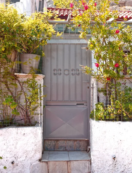 Atenas Greece Porta Cinzenta Metálica Casa Bairro Pitoresco Anafiotika Sob — Fotografia de Stock