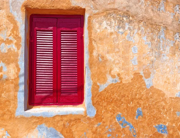 Atenas Grecia Persianas Rojas Ventana Pared Color Ocre Anafiotika Pintoresco — Foto de Stock