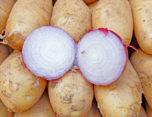 Cebollas Secas Orgánicas Cortadas Dos Pedazos Cierran Sobre Fondo Patatas —  Fotos de Stock