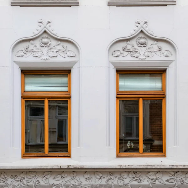 Niemcy Thuringen Dwa Okna Zabytkowej Fasady Budynku Art Deco — Zdjęcie stockowe