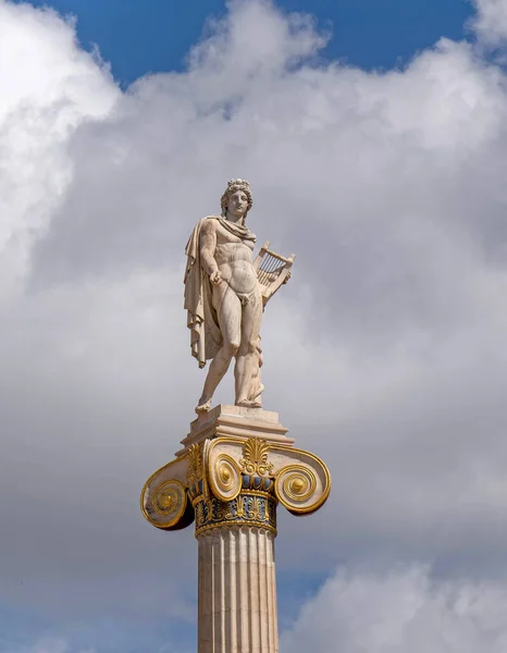 Estatua Apolo Dios Griego Antiguo Música Poesía Bajo Cielo Nublado —  Fotos de Stock