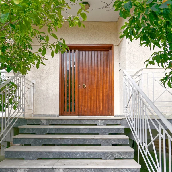 Puerta Madera Maciza Entrada Una Sola Casa Clásica Los Años — Foto de Stock