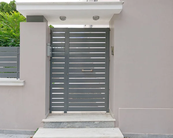 Contemporary House Entrance Metallic Gray Door — Stock Photo, Image