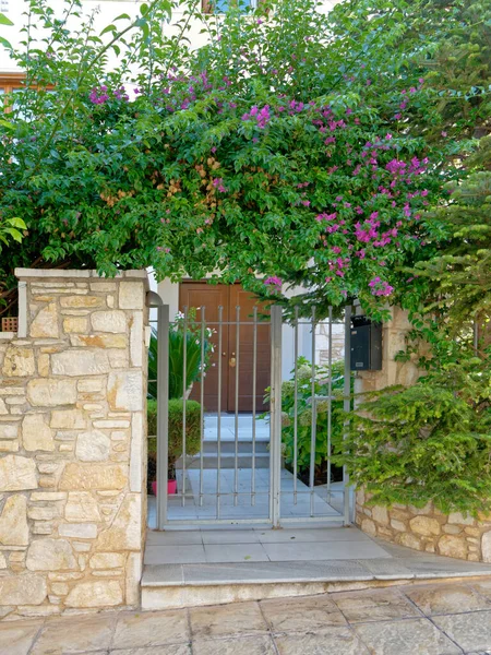 石のフェンスとヴィンテージハウスのメインエントランス アテネギリシャ — ストック写真