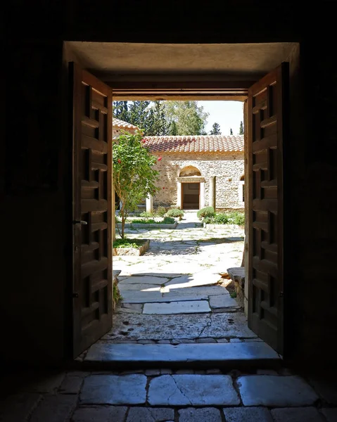 アテネギリシャ 礼拝堂のドアを通ってカイザリアニ修道院の主庭の景色 — ストック写真