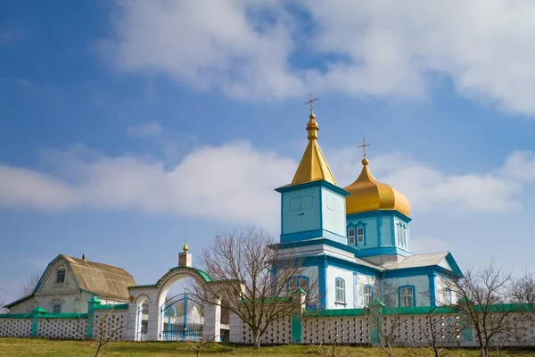 küçük bir köyde Kholodivka, Vinnytsia bölgesi, Ukrayna güzel bir güneşli sabah erken bahar üzerinde eski ahşap Ortodoks Kilisesi Moskova Patrikhanesi