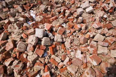 Eski bazı beton ile kırmızı tuğla, kırık, güneşli bir günde, kaba arka plan yüzey dokusunu fotoğraf yatan görünümü kapatın