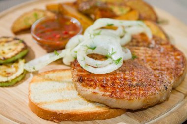 Soğan turşusu ve kabak, patates kızartması, ahşap, sığ dof gıda fotoğraf tabakta tavuk eti ızgara