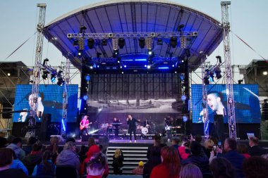 Antytila, Ukrayna pop-rock grubu gerçekleştirmek RoHS Çeşme açılış töreni, Vinnitsa, Ukrayna, sahnede 21.04.2018, editoryal fotoğraf