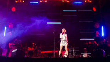 Ukraynalı progressive pop grubu Hardkiss gerçekleştirmek RoHS Çeşme açılış konseri, Vinnitsa, Ukrayna, sahnede 21.04.2018, editoryal fotoğraf