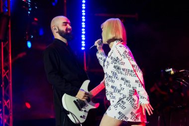 Julia Sanina, şarkıcı ve Val Bebko, gitarist, Hardkiss, Ukraynalı progressive pop grubu, RoHS Çeşme açılış konseri, Vinnitsa, Ukrayna, 21.04.2018, editoryal fotoğraf