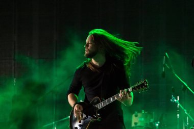 Roma Skorobahatko, RoHS açmadan, Vinnitsa, Ukrayna, 21.04.2018, editoryal fotoğraf Çeşme adlı Ukraynalı alternatif rock grubu Hardkiss oyun gitar gitarist