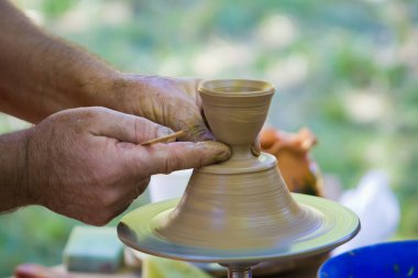 Potter'ın eller geleneksel el sanatları sanat seramik tekerlek üzerinde bir kil kase yapmak
