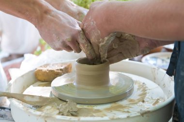 ders, öğretmen ve öğrencinin kil kase el yapacaklar bir çanak çömlek tekerlek üzerinde bir kil kase, hareket bulanıklığı etkisi