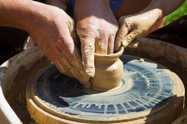 波特的手在陶轮上做一个陶碗 主人教他做陶器 — 图库照片