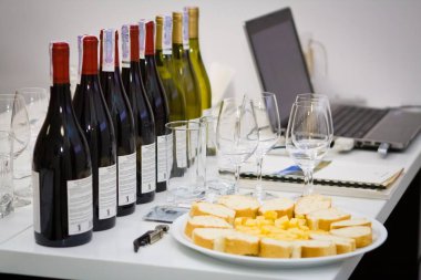 Vinnitsa, Ukrayna - 04.27.2012, şarap şişeleri, kadehlerin ve peynirli kanepeler bir tabloda şarap, Beaujolais şarapları test test için hazır