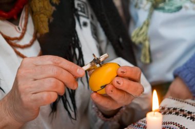 Vinnitsa, Ukrayna - 19.03.2018: pysankar el yazmak bir çiçek halk süsleme bir kalemi ve sıcak balmumu ile Paskalya yortusu yumurta pysanka etnografik ana sınıfı