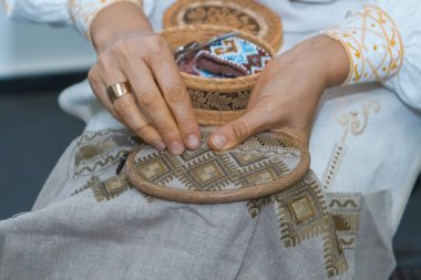 Zanaat nakış, kadının el süslemeleri el yapımı keten Tuval rengi iplik ile geleneksel Ukraininan süsleme, folklor sanat nakış