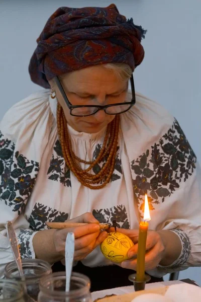 Kiev Ucrania 2017 Mujer Experimentada Pinta Pysankar Huevo Pascua Pysanka — Foto de Stock