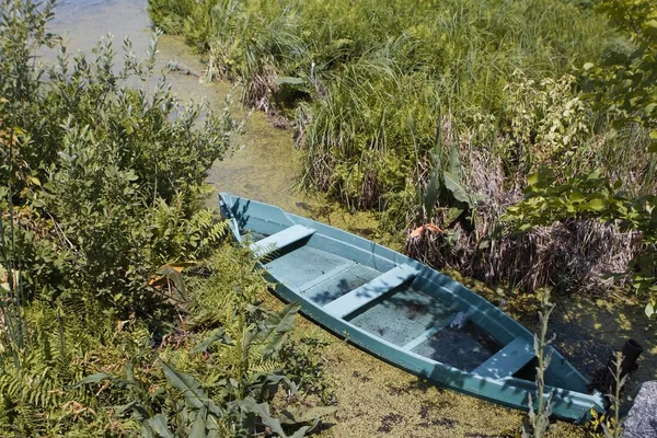 Kleines Altes Hölzernes Fischerboot Wasser Ufer Eines Sees Sonniger Sommertag — Stockfoto